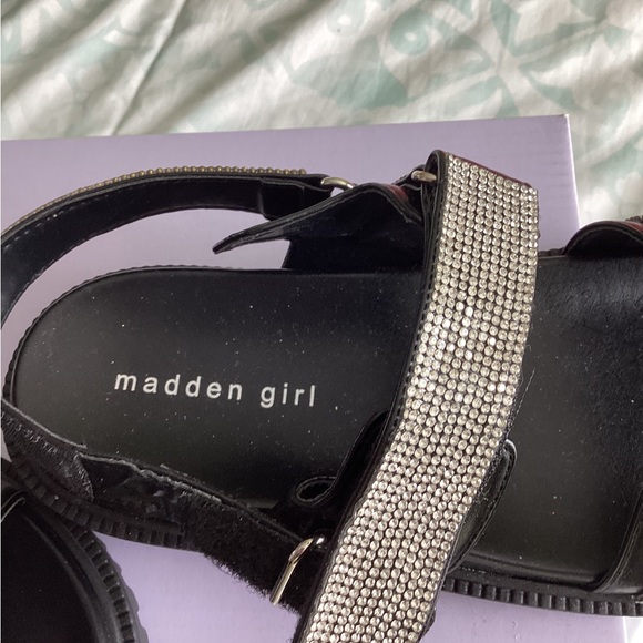 Sandles - Picture 3 of 3